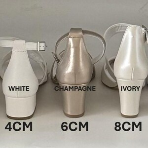 Puede incluir: Tres pares de tacones de novia en blanco, champ&aacute;n y marfil. Los tacones tienen 4 cm, 6 cm y 8 cm de altura.