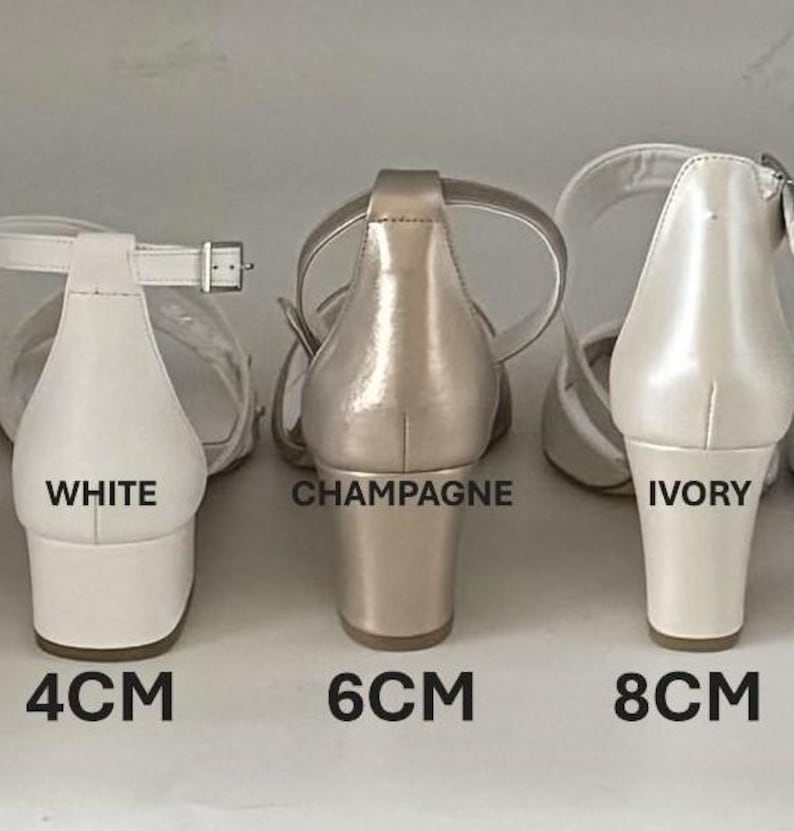 Puede incluir: Tres pares de tacones de novia en blanco, champ&aacute;n y marfil. Los tacones tienen 4 cm, 6 cm y 8 cm de altura.