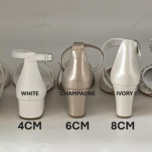 Puede incluir: Cinco pares de tacones de novia en color marfil, blanco y champ&aacute;n. Los tacones tienen una altura de 2 cm, 4 cm, 6 cm, 8 cm y 10 cm.