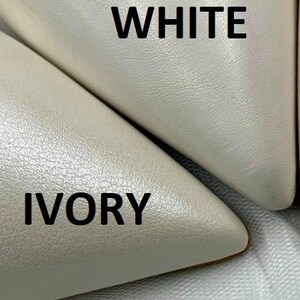 Puede incluir: Primer plano de dos piezas de tela, una blanca y otra marfil. La tela tiene un brillo sutil y una superficie texturizada. Las palabras "WHITE" e "IVORY" est&aacute;n impresas en la tela.
