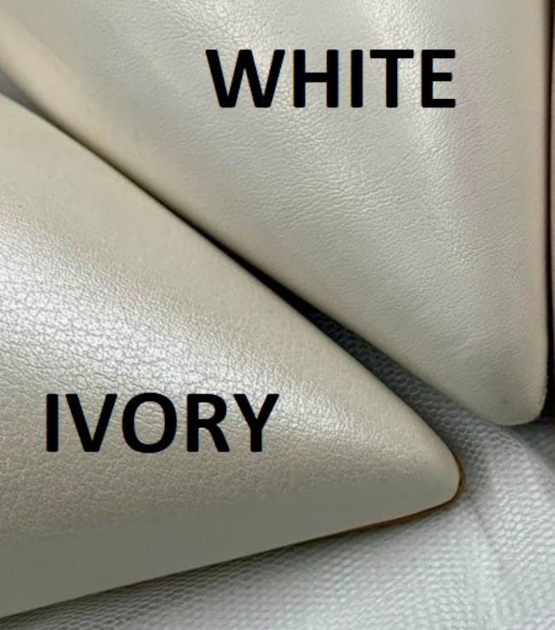 Puede incluir: Primer plano de dos piezas de tela, una blanca y otra marfil. La tela tiene un brillo sutil y una superficie texturizada. Las palabras "WHITE" e "IVORY" est&aacute;n impresas en la tela.