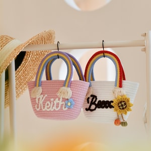 Personalisierter Regenbogen gestickter Geschenkkorb, lebendiger Regenbogenkorb mit Quasten, haltbarer Baumwollseil-Baby-Geschenkkorb, benutzerdefinierte Namensstickerei