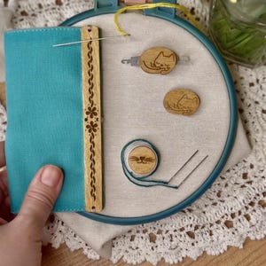 Op de afbeelding: Een witte keramische mok met een zwart handvat en de tekst "But First, Coffee" in een vetgedrukte, zwarte letter. De mok staat tegen een neutrale achtergrond, wat het eenvoudige ontwerp benadrukt.