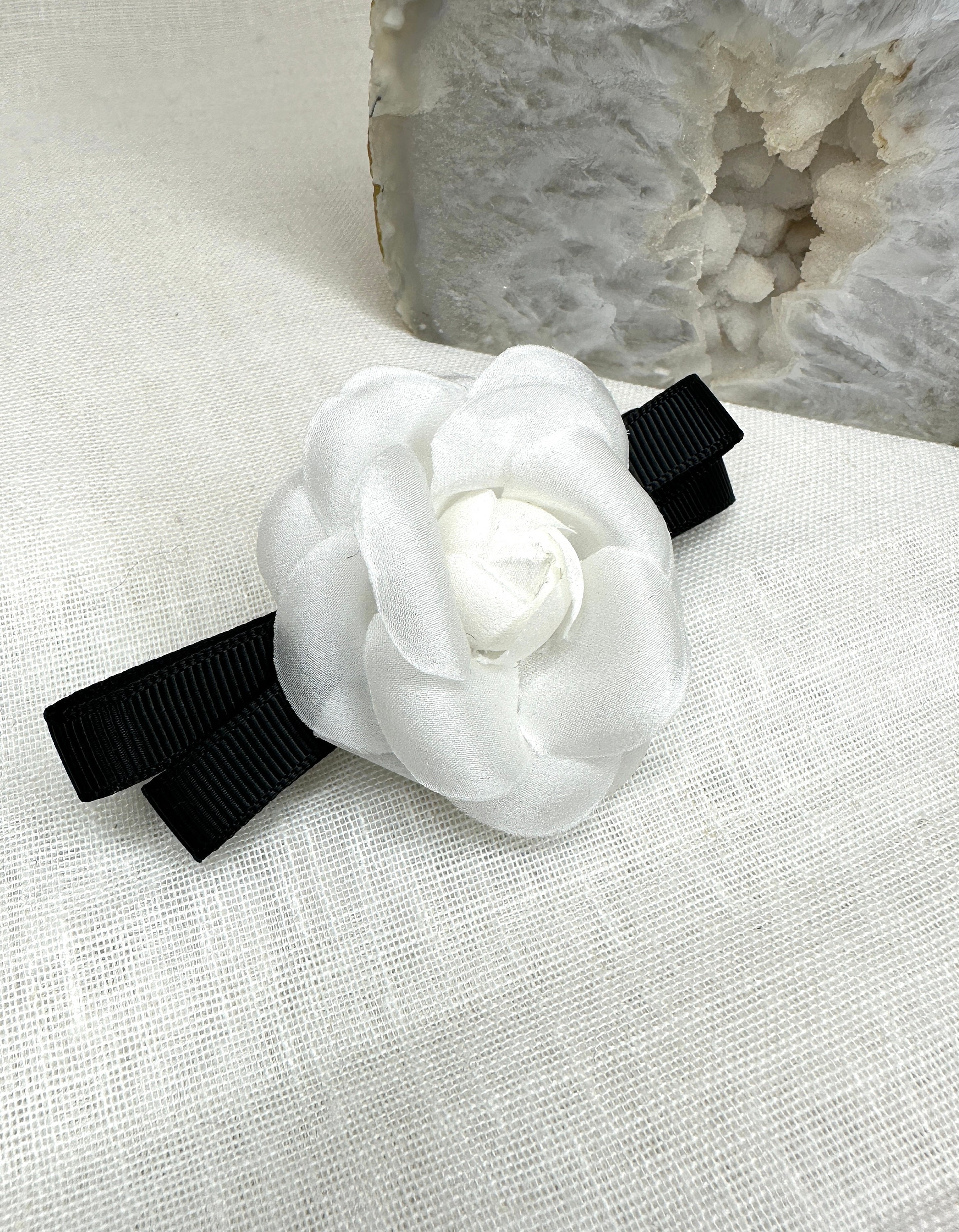 Camellia barrette - Silk pongee , white — Fashion