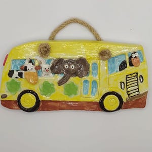 Sculpture bus en céramique faite main - pour mur : animaux à bord du bus