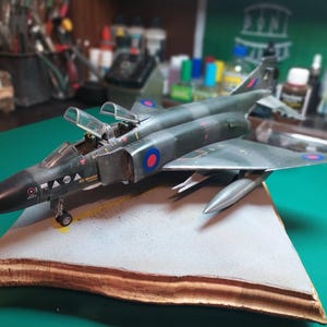 Escale Model F-4 Phantom FGR. 2 - Revell: 1/48 1:48, RAF Royal Air Force + houten basis