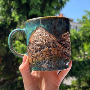 Duży ręcznie robiony ceramiczny kubek z GÓRAMI 430 ml niebiesko-zielony