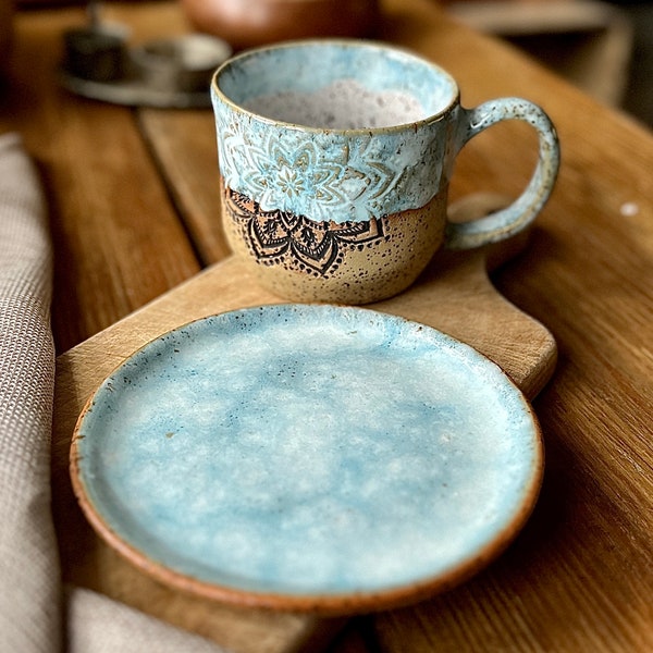 Handgemaakte gestippelde keramieken set met mandala (mok 325 ml + bord 13,5 cm) lichtblauw