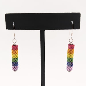 Pendientes de orgullo arcoíris, pendientes de plata de ley con bandera del orgullo gay tejida con peyote, orgullo LGBTQ+