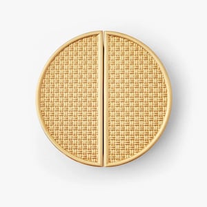 Può includere: Un paio di maniglie per porte di armadio a mezzo cerchio dorate con un motivo intrecciato.