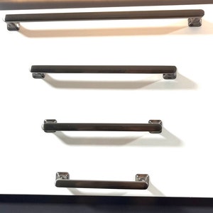 Könnte beinhalten: Vier verschiedene Größen an gebürsteten Nickel-Schrankgriffen, die auf einem weißen Hintergrund präsentiert werden.