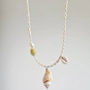 Seashells necklace with vintage pearls beads beach jewelry image 4