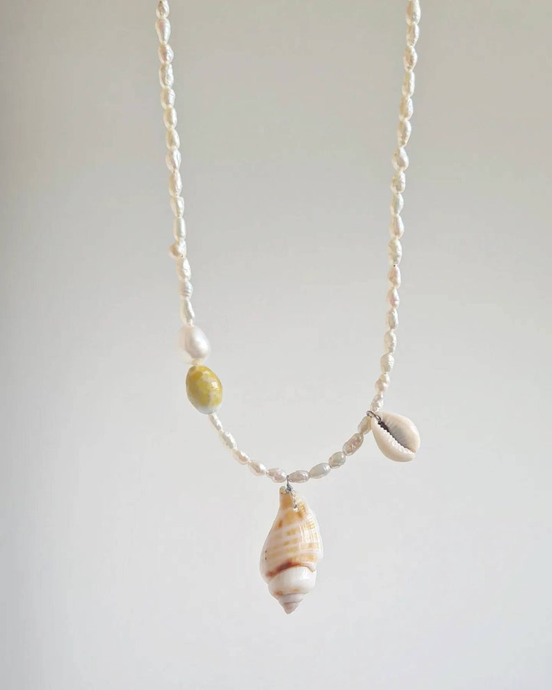 Seashells necklace with vintage pearls beads beach jewelry image 4