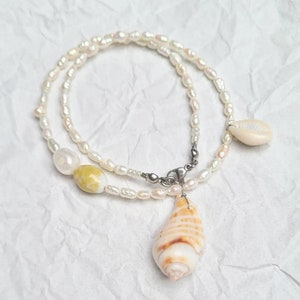 Seashells necklace with vintage pearls beads beach jewelry image 2