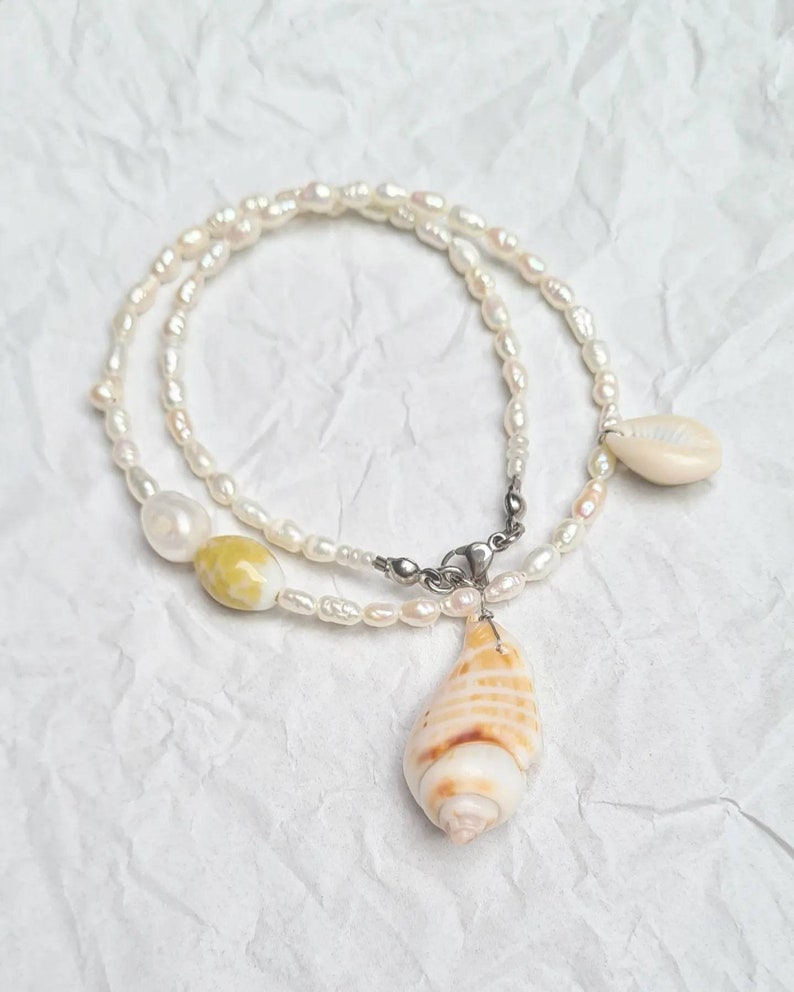 Seashells necklace with vintage pearls beads beach jewelry image 2