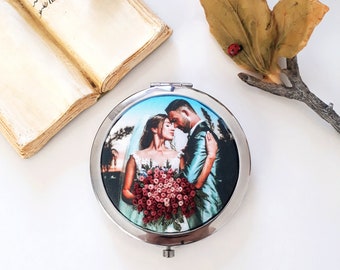 Miroir compact avec photo personnalisée imprimée sur le tissu avec détail de broderie, fait à la main, argent, cadeau, mariage, fiançailles