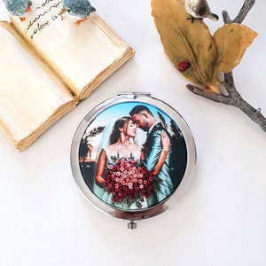 Kompaktspiegel mit personalisiertem Foto gedruckt auf dem Stoff mit Stickdatei, Handarbeit, Silber, Geschenk, Hochzeit, Verlobung