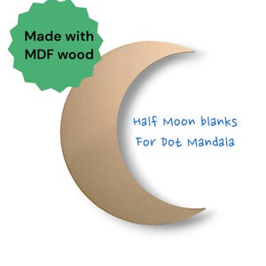 Op de afbeelding: Een halve maanvorm uitgesneden uit MDF-hout. Het hout is lichtbruin van kleur. De tekst "Half Moon blanks For Dot Mandala" is in blauwe inkt op het hout geschreven.