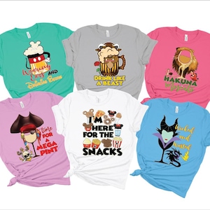 Op de afbeelding: Set van tien kleurrijke T-shirts met verschillende Disney-thema's. De shirts bevatten personages zoals Mickey Mouse, Beest en Maleficent. De ontwerpen bevatten zinnen zoals "Wearing Ears and Drinking Beers", "Drink Like a Beast", "Hakuna Matata", "Time for a Mega Pint", "I'm Here for the Snacks" en "Wicked and Twisted".