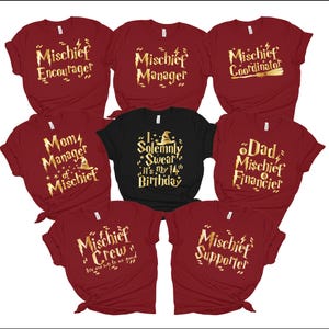 Puede incluir: Conjunto de 8 camisetas rojas con texto y gráficos dorados. Las camisetas presentan el texto "Mischief Encourager", "Mischief Manager", "Mischief Coordinator", "Mom Manager of Mischief", "I Solemnly Swear It's My 14th Birthday", "Dad Mischief Financier", "Mischief Crew", and "Mischief Supporter".