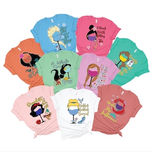 Può includere: Dieci magliette diverse con principesse Disney con bicchieri di vino e frasi spiritose. Le magliette sono di vari colori, tra cui rosa, blu, verde, arancione e bianco.