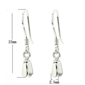 Puede incluir: Hallazgos para pendientes de plata con una longitud de 23 mm y un ancho de 2,5 mm. Los hallazgos tienen un bucle en la parte superior y una pequeña fianza en forma de lágrima en la parte inferior.