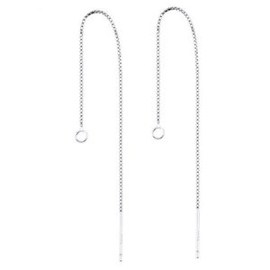 Puede incluir: Un par de pendientes de cadena plateada con un pequeño círculo en la parte superior de cada cadena.