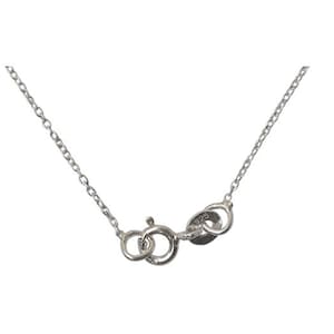 Puede incluir: Un collar de cadena de plata con cierre de mosquetón. El cierre está marcado con el número "925", lo que indica que el collar está hecho de plata de ley.