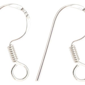 Puede incluir: Un par de ganchos para pendientes de plata con cierre de resorte. Los ganchos son de metal y tienen un acabado liso.