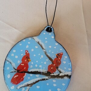 Verschneite Kardinäle auf Zweigen Ornament - Handgemalt, Zauberhaft, Handgemacht Schmücken Sie Ihre Hallen mit einem Hauch von der Winterschönheit der Natur!