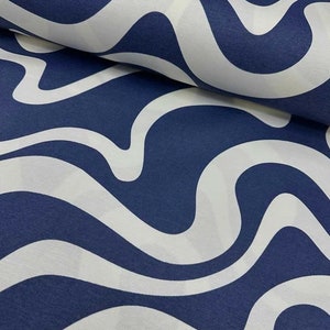 Può includere: Tessuto bianco e blu navy con un motivo astratto ondulato.