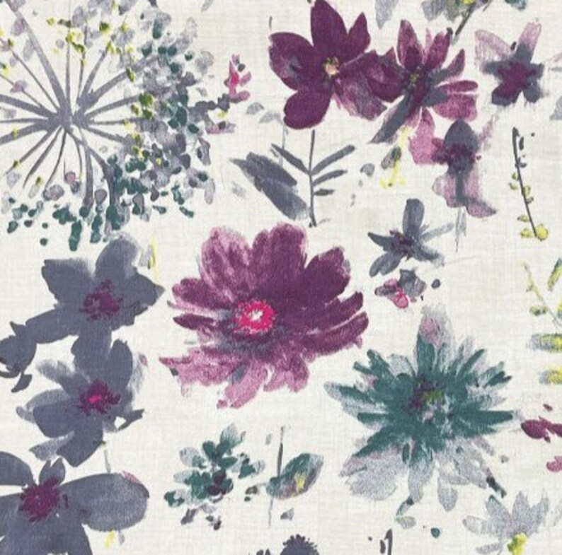 Puede incluir: Tela con estampado floral que presenta flores estilo acuarela en tonos morados, grises y verdes sobre un fondo crema. El dise&ntilde;o incluye varias formas y tama&ntilde;os de flores, creando una est&eacute;tica natural y art&iacute;stica.