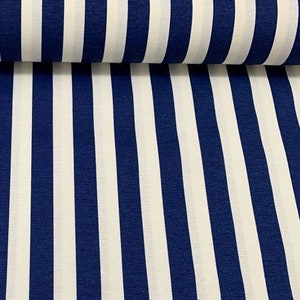 Op de afbeelding: Witte en marineblauwe gestreepte stof. De stof heeft een verticaal streepdessin.