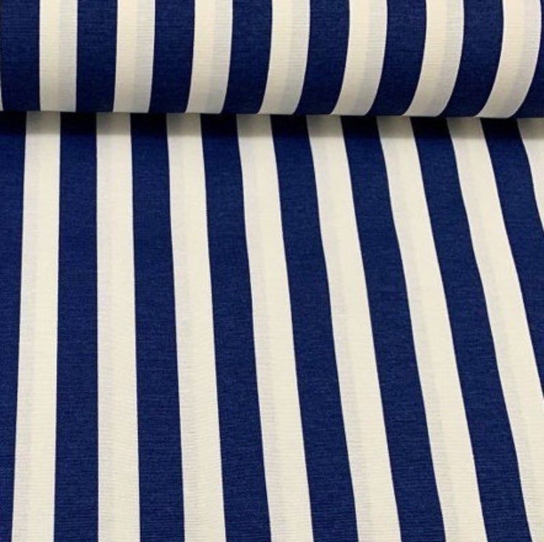 Op de afbeelding: Witte en marineblauwe gestreepte stof. De stof heeft een verticaal streepdessin.