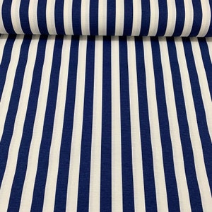 Op de afbeelding: Witte en marineblauwe gestreepte stof. De stof heeft een verticaal streepdessin.