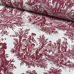 Può includere: Tessuto bianco con motivo toile de Jouy bordeaux. Il design presenta scene pastorali con figure, alberi ed elementi architettonici. Il tessuto è probabilmente cotone o simile, adatto per progetti di cucito.