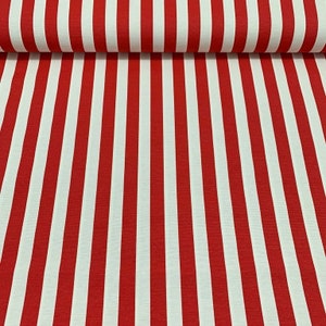 Op de afbeelding: Rood-wit gestreept stof met een subtiele textuur. De stof is doormidden gevouwen, waardoor de strepen verticaal lopen.