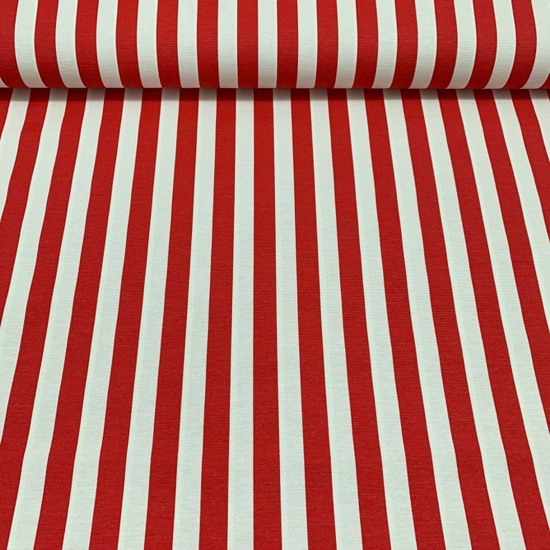 Op de afbeelding: Rood-wit gestreept stof met een subtiele textuur. De stof is doormidden gevouwen, waardoor de strepen verticaal lopen.