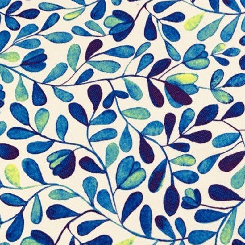 Op de afbeelding: Een naadloos patroon met blauwe en groene aquarelbladeren en bloemen op een witte achtergrond. Het ontwerp is perfect voor stof, behang of inpakpapier.