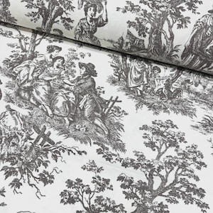 Può includere: Tessuto bianco con un motivo toile de Jouy ripetuto in marrone scuro. Il design raffigura scene di persone in un ambiente rurale, con figure, alberi ed edifici. Il tessuto è piegato, mostrando la continuità del motivo.
