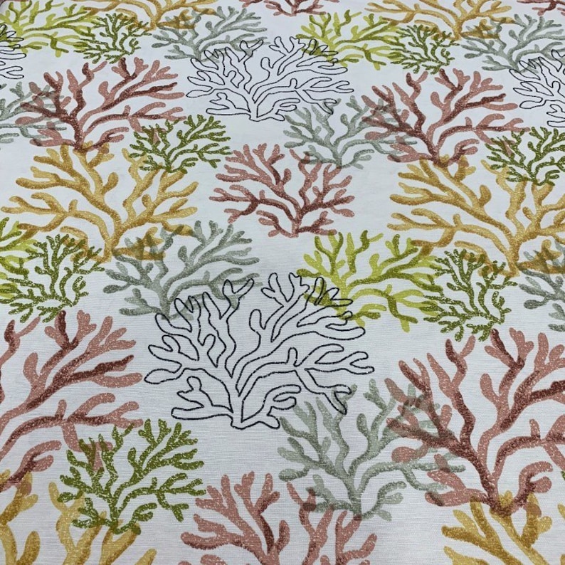 Puede incluir: Tela blanca con un patr&oacute;n repetitivo de ramas de coral en tonos de rosa, verde y amarillo.