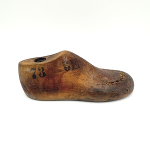 Vintage Child&#39;s Shoe Form Small Wooden Shoe Form Primitive Decor Wooden Shoe Form Cottage Decor Primitive Accessory Shoe Collector Vintage