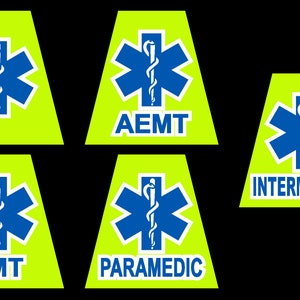 Pu&ograve; includere: Cinque coni di sicurezza riflettenti gialli e bianchi con un simbolo blu di stella della vita e testo che indica diversi livelli di certificazione di tecnico medico di emergenza: EMT, AEMT, Intermedio, Paramedico.