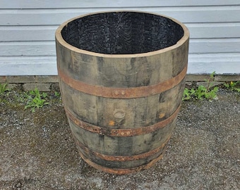 Maceta grande de madera rústica para jardín, con forma de barril de whisky, de 3/4 pulgadas, con orificios de drenaje y banda de tornillo. Ideal para palmeras, olivos y flores.