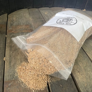 Puede incluir: Una bolsa de pl&aacute;stico transparente llena de virutas de madera de color marr&oacute;n claro. La bolsa est&aacute; etiquetada con "The Barrels Store, Add Whiskey, Oak, Bourbon, Wine"