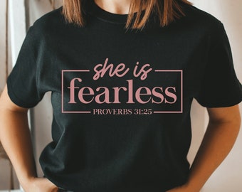 Ella es intrépida Proverbios 31:25 Camisa, Camisa de Fe, Camisas Religiosas, Camisa del Señor, Camisa Cristiana, Camisa de Jesús, Camiseta Unisex