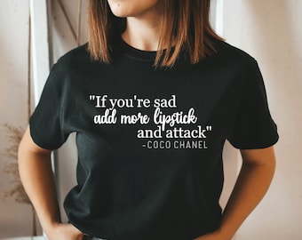 Si estás triste añade más lápiz labial y camiseta de ataque, Fashion Lover, Camisa de lujo, Regalo para amante de la moda, Regalos para ella, Camiseta unisex