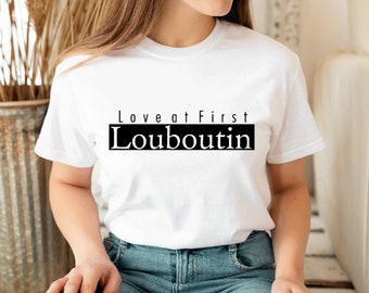 Amor a la primera camisa de moda, regalo de amante de la moda inspirado en el diseñador de moda, regalo de cumpleaños para ella, regalo para él, camiseta unisex