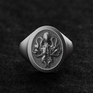 Silver Octopus Signet Ring - Unique Sea Creature Jewelry, Nautical Themed Accessory, Unisex Ocean-Inspired Gift