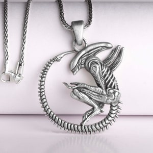 Alien Xenomorph Pendant Sci-Fi Monster Necklace Space Horror Jewelry Movie Inspired Creature Talisman for Men and Women